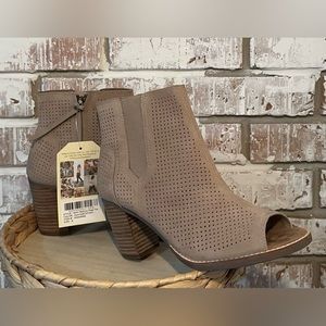 TOMS Size 8 Suede Tan Taupe Perforated Majorca Peep Toe Boots Bootie NWT